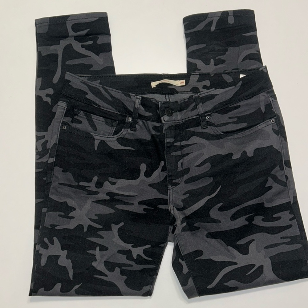 Levi’s 711 skinny black and gray camouflage jeans size 29. Excellent condition.